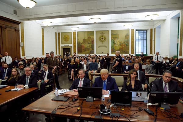 L'ancien président Donald Trump est assis dans la salle d'audience avec les avocats Christopher Kise (G) et Alina Habba lors de son procès pour fraude civile à la Cour suprême de l'État de New York le 06 novembre 2023 à New York.