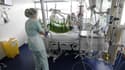 Une salle de réanimation pour un patient atteint du Covid-19 dans une unité d'urgence de l'hôpital universitaire de Strasbourg, le 22 octobre 2020