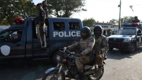 La police pakistanaise patrouille à Karachi le 5 décembre 2015