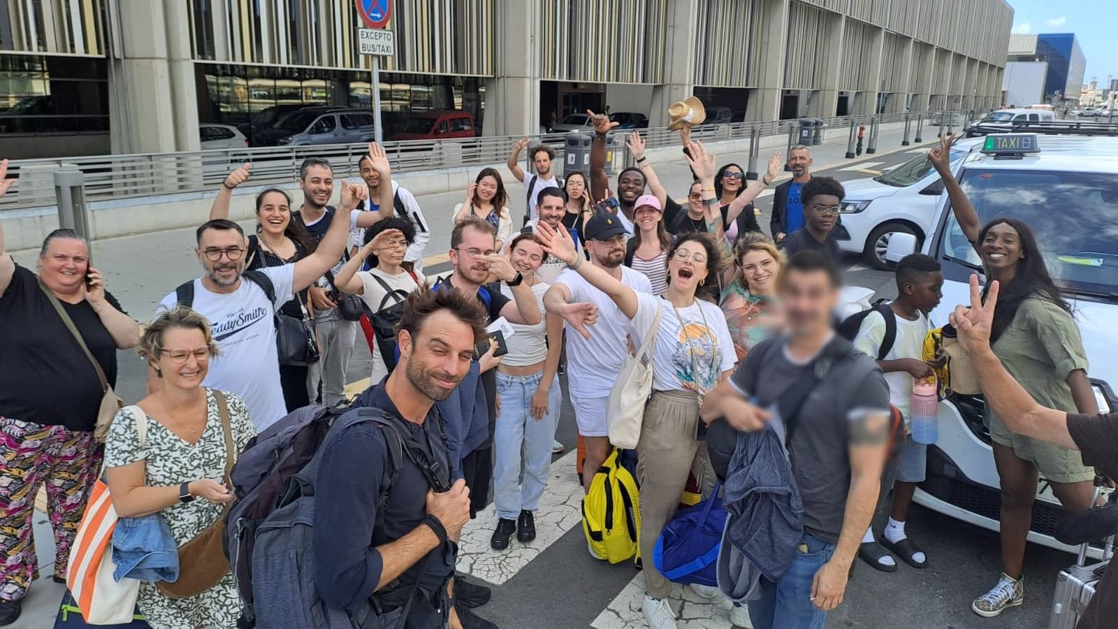 Un groupe de passagers du vol Air France ayant choisi de rejoindre Tenerife en ferry