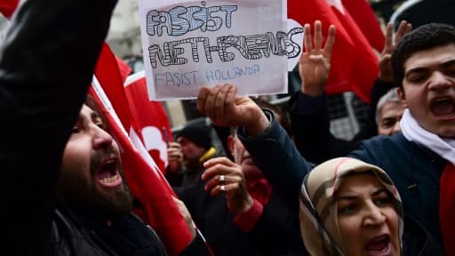 Des manifestants turcs accusent les Pays-Bas de fascisme, devant le consulat néerlandais à Istanbul, le 12 mars 2017