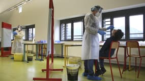 Une infirmière pratiquant un test PCR sur un élève dans un collège de Vico, en Corse, le 29 janvier 2021.
