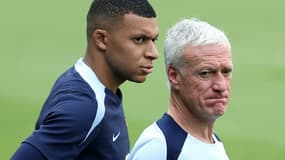 L'attaquant français Kylian Mbappé (gauche) et le sélectionneur de l'équipe de France Didier Deschamps, le 27 juin 2024 à Paderborn, en Allemagne.