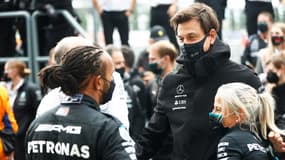 Toto Wolff face à Lewis Hamilton et Angela Cullen, à Sotchi le 26 septembre 2021