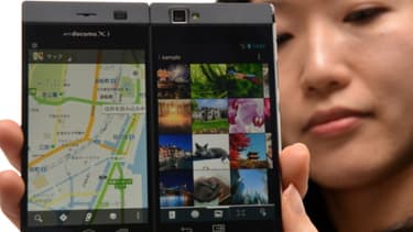 Avec ses deux écrans, le smartphone de Nec offre une surface d'affichage plus grande, sans être plus encombrant.