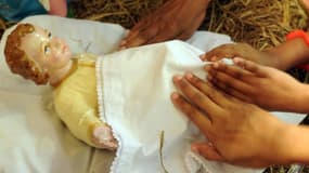 Des chrétiens du Sri Lanka autour de la scène de la nativité représentant la naissance de Jésus le 25 décembre 2012 à Colombo