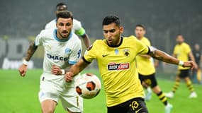 Le défenseur de l'OM Jonathan Clauss face à l'AEK Athènes