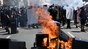Des manifestants lors d'une manifestation contre les mégabassines à La Rochelle (Charente-Maritime), le 20 juillet 2024.