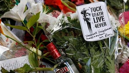 Devant la maison d'Amy Winehouse à Londres. La famille d'Amy Winehouse a demandé dimanche la discrétion et le respect de son intimité pour faire le deuil de la diva déjantée de la musique soul et rock décédée samedi à l'âge de 27 ans. La police ne s'est t