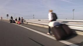 Grève des taxis à Roissy: des voyageurs terminent leur chemin à pied