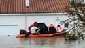 Evacuation d'habitants de La Rochelle. La tempête Xynthia a causé la mort d'au moins 45 à 50 personnes et provoqué de très importants dégâts matériels en balayant la France d'Ouest en Est samedi et dimanche, ses vents violents se combinant à de fortes mar