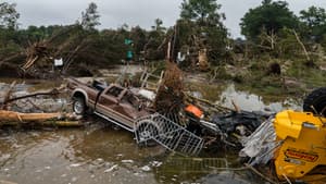 Une voiture emportée par de fortes inondations survenues au Texas, aux États-Unis, le 5 juillet 2025