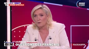 Pour Marine Le Pen, il faut "envisager des sanctions qui toucheraient les allocations" pour les enfants qui "ne sont pas assidus à l'école"