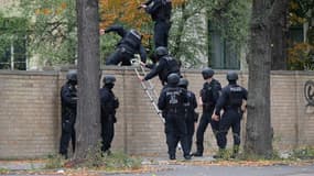 Des policiers allemands lors de l'opération à Halle ce mercredi.