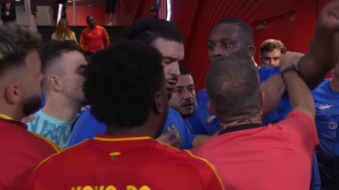 Discussion entre l'arbitre, Amine, SDM et Coco lors du match retour des streamers Espagne-France, 12 octobre 2024