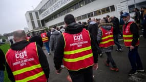 Deux cents personnes ont manifesté mardi matin devant le siège de Renault à Boulogne-Billancourt à l'appel de la CGT, pour défendre les salariés de la Fonderie de Bretagne (FDB).