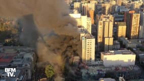 Un immeuble près du palais présidentiel en feu à Santiago au Chili, après une nouvelle journée de manifestations