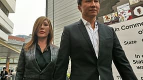 Le pasteur Kong Hee et sa femme la chanteuse Ho Yeow Sun arrivent au tribunal à Singapour, le 21 octobre 2015
