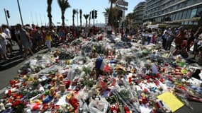 Des fleurs le 17 juillet 2016 sur la Promenade des Anglais à Nice en hommage aux victimes de l'attaque terroriste