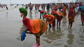 Des pèlerins effectuant des baignades rituelles en Inde. (Photo d'illustration)