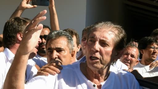 Le médium brésilien Joao de Deus (c) arrive à son temple d'Abadiania, dans l'Etat de Goias près de Brasilia, le 12 décembre 2018