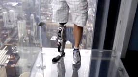 Zac Vawter a pu monter de la tour Willis de Chicago grâce à sa jambe bionique.