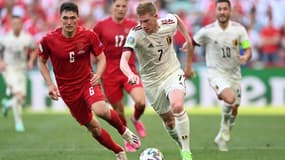 Le milieu de terrain belge Kevin De Bruyne déborde le défenseur danois Andreas Christensen, lors de la 2e journée du groupe B à l'Euro 2020, le 17 juin 2021 à Copenhague 