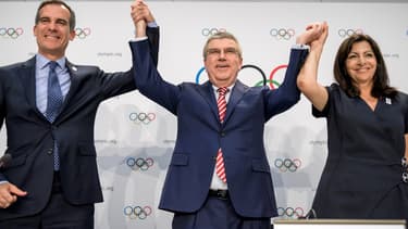 Eric Garcetti, le maire de Los Angeles, en compagnie du président du CIO Thomas Bach et de la maire de Paris Anne Hidalgo.