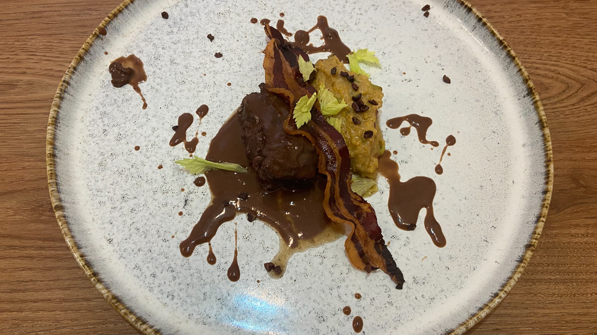 Joue de porc sauce vin rouge/chocolat du chef Anthony Kéravec.