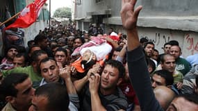 Des Palestiniens portant le corps d'Imad Jawabreh, tué par des soldats israéliens le 11 novembre 2014.