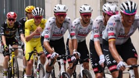 L'équipe UAE Team Emirates XRG protège son leader Tadej Pogacar, vêtu du maillot jaune, sur la 14e étape du Tour de France, 19 juillet 2025