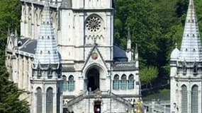 Vue des sanctuaires de Lourdes, dans les Hautes-Pyrénées. Près de 30.000 personnes ont assisté lundi matin au pèlerinage annuel de l'Assomption, la plus importante procession annuelle de la cité mariale. /Photo d'archives/REUTERS/Jean-Philippe Arles