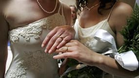 Le Conseil constitutionnel examine la possibilité de rendre légal le mariage homosexuel en France, suite à la plainte de deux femmes vivant ensemble avec quatre enfants.