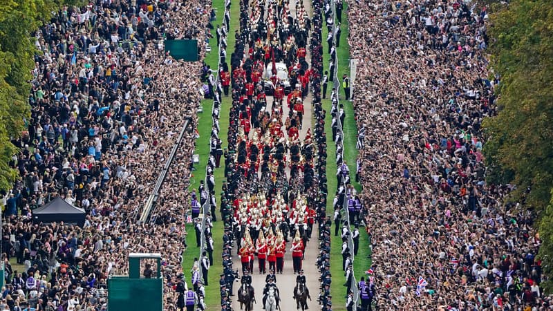 Le cortège cérémoniel du cercueil de la Reine Elizabeth II descend le Long Walk vers le château de Windsor pour le service d'inhumation à la chapelle St George, le 19 septembre 2022.
