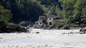 Une maison à moitié effondrée sur la rive du fleuve Roya, le le 5 octobre 2020.
