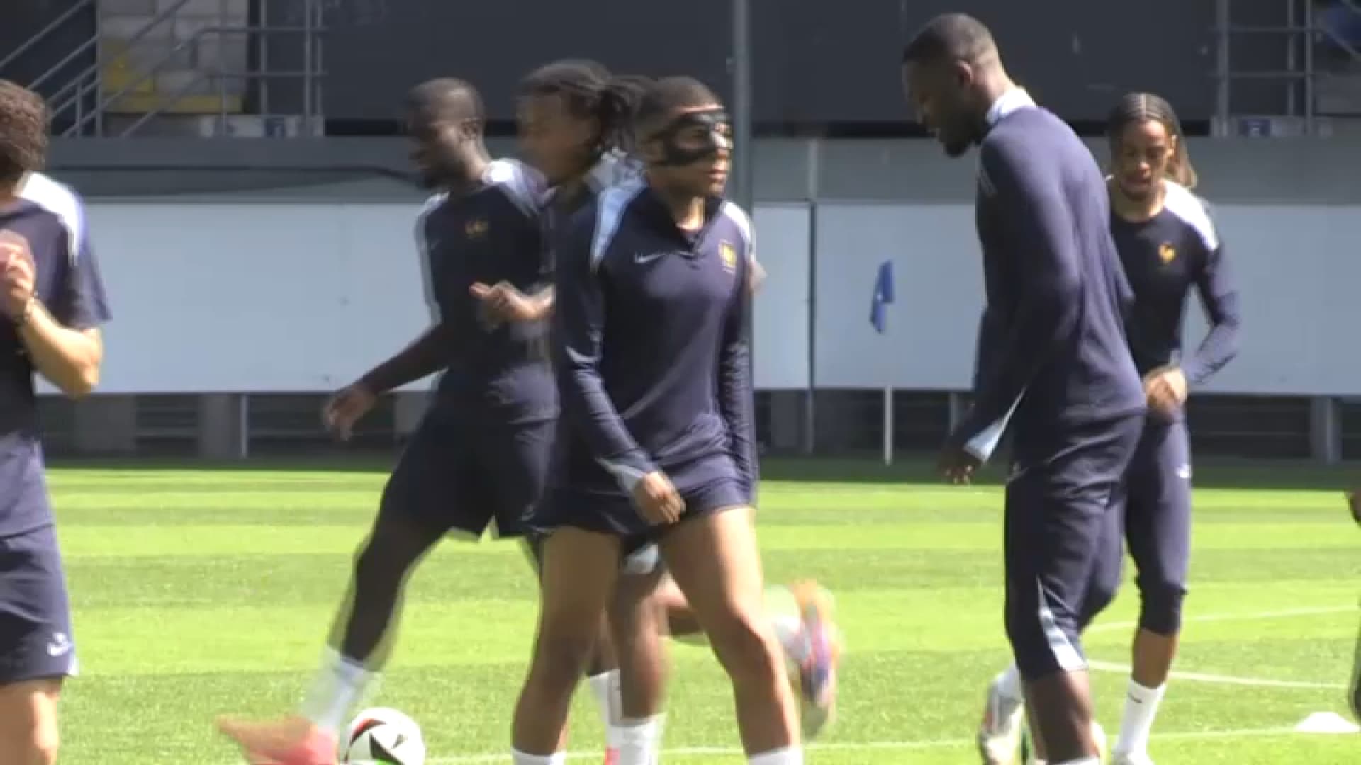 Kylian Mbappé avec Marcus Thuram à l'entraînement de l'équipe de France, le 24 juin 2024