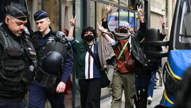Des manifestants évacués par la police hors de Sciences Po Paris, le 3 mai 2024