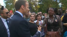Emmanuel Macron interpellé par une visiteuse à l'Elysée, samedi 15 septembre.