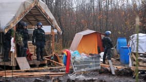 Les forces de l'ordre, dans la zone des cabanes installées par les opposants.