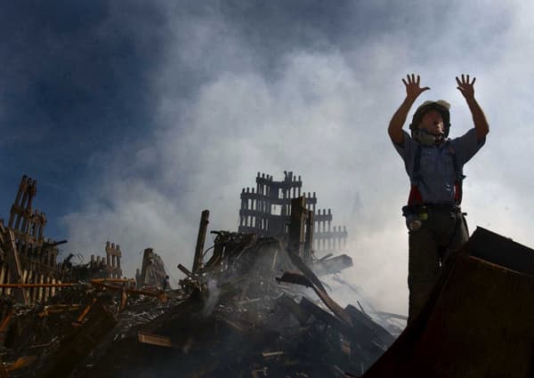 Un pompier new yorkais réclamant 10 sauveteurs supplémentaires dans la zone sinistrée par l'effondrement des deux tours, le 15 septembre 2001.