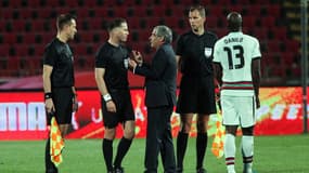 Mario Diks, Danny Makkelie et Hessel Steegstra face à Fernando Santos et Danilo Pereira, à Belgrade le 27 mars 2021