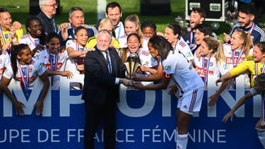 Jean-Michel Aulas et Wendie Renard soulèvent la Coupe de France féminine, le 13 mai 2023.