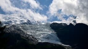 Le glacier des Bossons dont la masse est en recul, le 30 juillet 2023 au-dessus de Chamonix, en Haute-Savoie