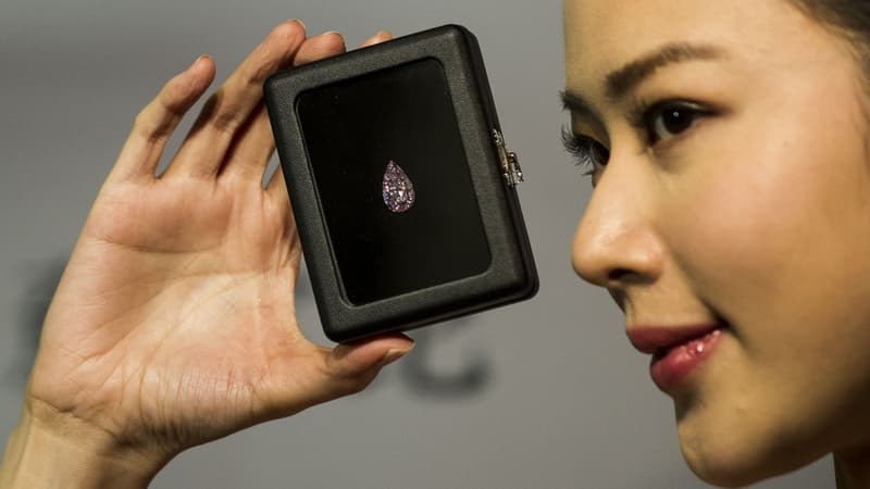 Le diamant en forme de poire était estimé entre 100 et 120 millions de dollars de Hong Kong.