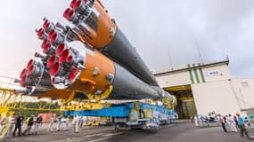 Fusée Soyouz en cours d'assemblage. (Illustration)