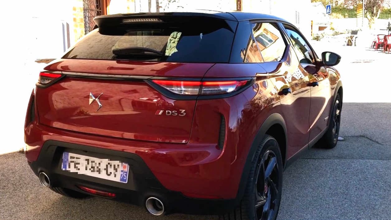 Freinage automatique d'urgence jusqu'à 140km/h, alerte active au franchissement involontaire de ligne, reconnaissance active des panneaux, et conduite autonome de niveau 2, le DS3 Crossback offre des technologies inédites pour ce segment des petits SUV urbains.