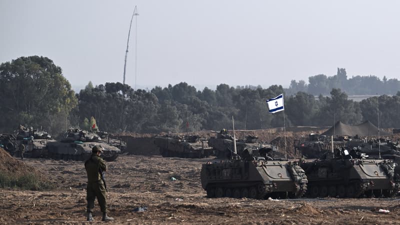 Des véhicules blindés de l'armée israélienne se déploient le long de la frontière israélienne avec Gaza, le 24 octobre 2023, dans le cadre des combats entre Israël et le groupe palestinien Hama.