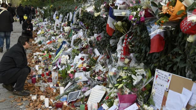 Un homme se recueille après les attentats du 13 novembre.