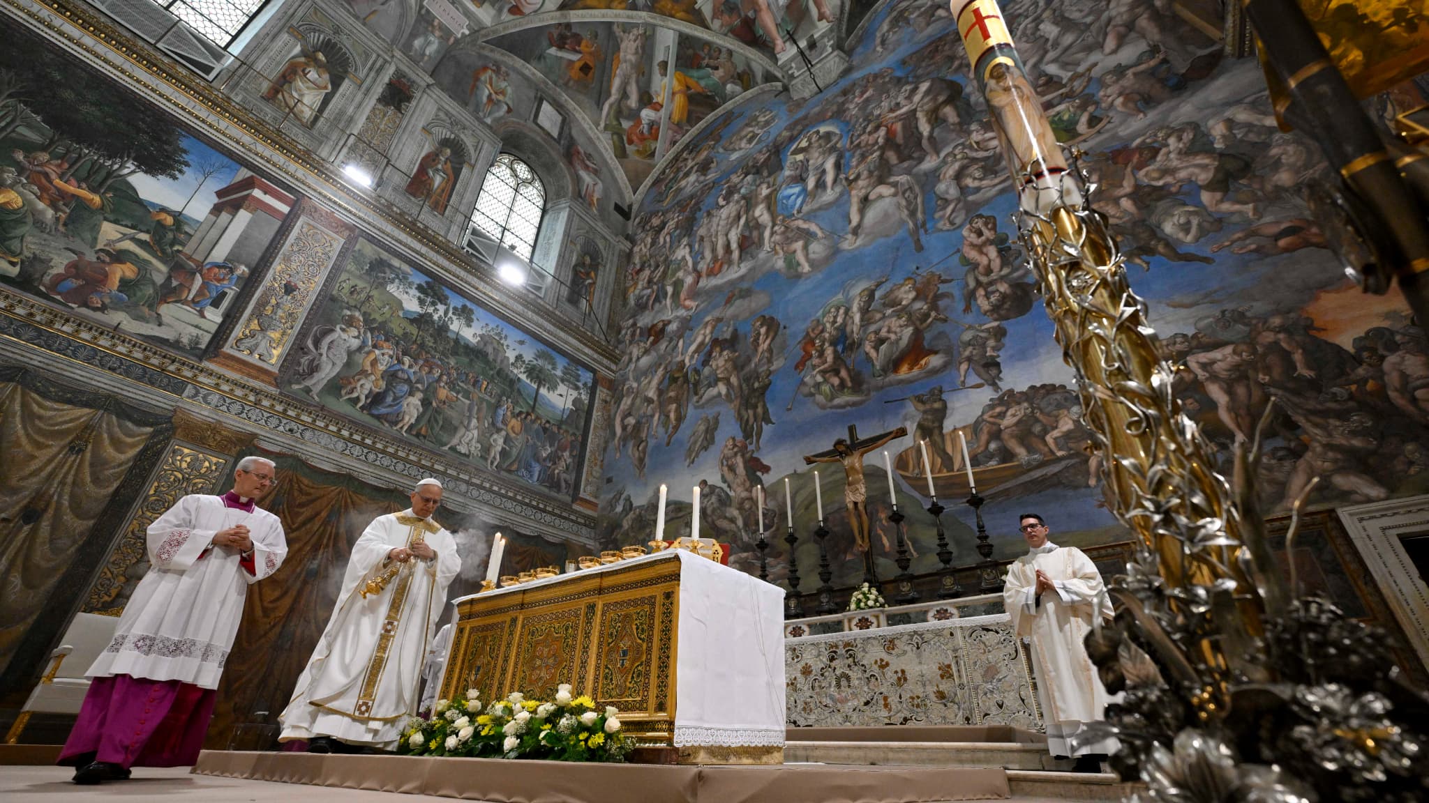 Cette photo prise et distribuée le 9 mai 2025 par les médias du Vatican montre le pape Léon XIV lors d'une messe avec les cardinaux dans la chapelle Sixtine au Vatican.

