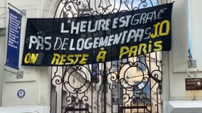 Des jeunes migrants sans-abris occupent la Maison des métallos dans le 11e arrondissement de Paris.